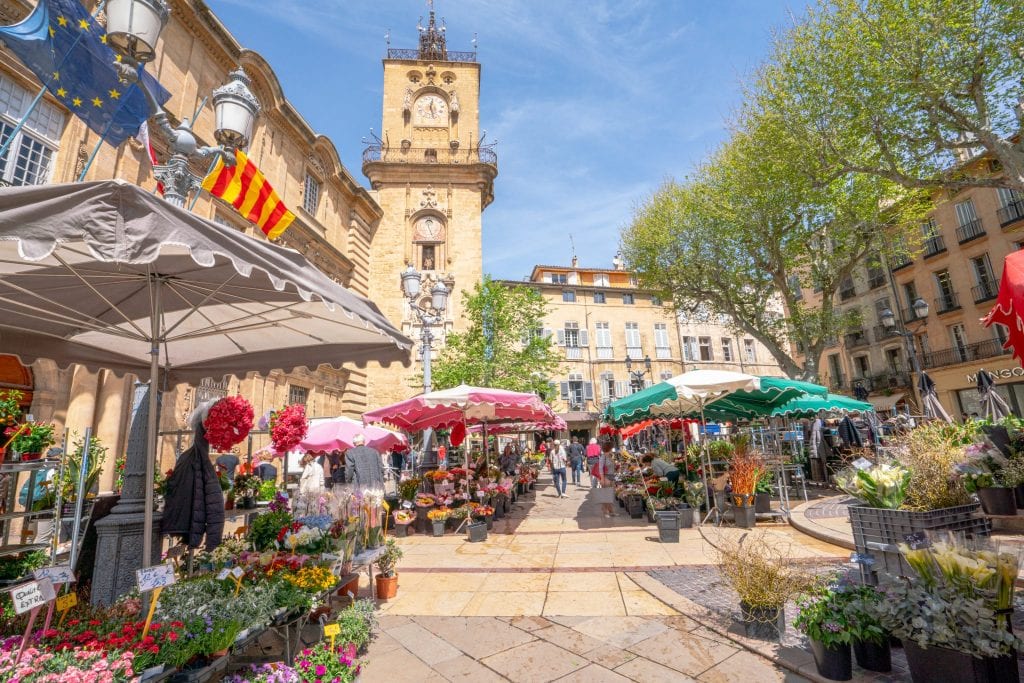在法国南部度假时在普罗旺斯艾克斯看到的花卉市场——你可以在照片的左上方看到一座钟塔。