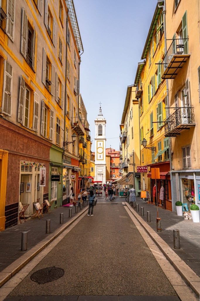 法国尼斯五颜六色的街道，两边都是黄色的建筑。