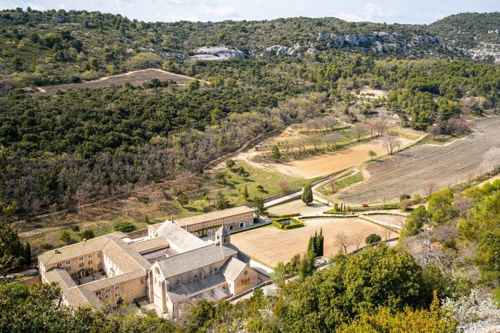 从上面拍摄塞纳克修道院——修道院在照片的左下角，薰衣草田在右边——在你的法国公路之旅中一定要停在这里!