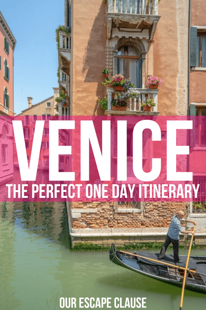 威尼斯运河的照片，右下角的船夫正在划着一艘贡多拉。上面写着“威尼斯:完美的一日游”。文字是粉色背景上的白色。