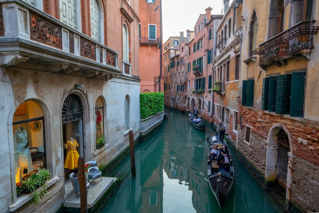 威尼斯一条小运河上的两艘贡多拉。