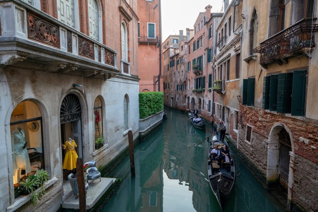 威尼斯小运河上的两艘贡多拉:如果你希望乘坐贡多拉，在选择是去威尼斯还是去罗马的时候一定要记住这一点!