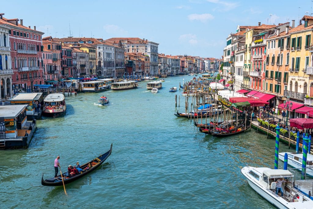 从里阿尔托桥上拍摄的威尼斯大运河的照片，这是你在意大利一周中寻找的标志性景观