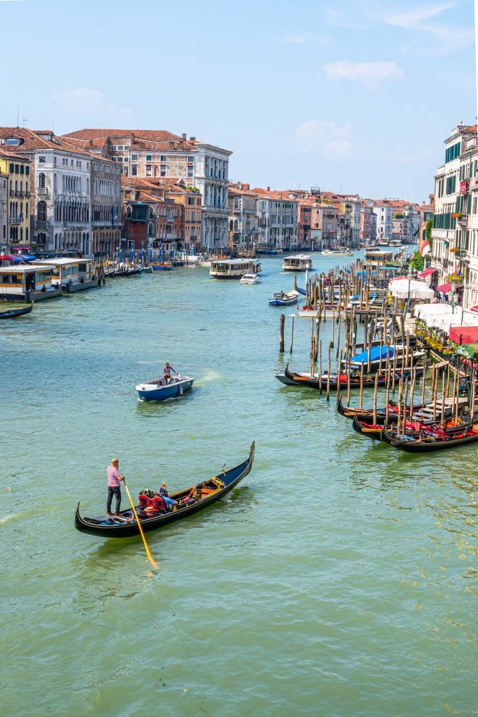 威尼斯大运河，中央有一艘贡多拉