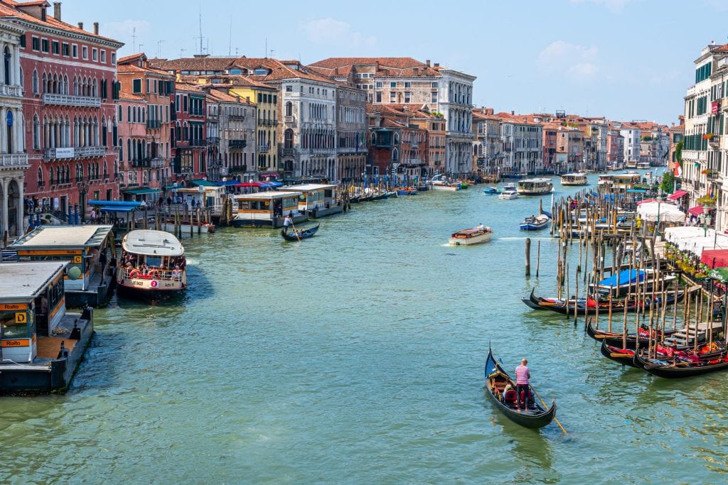从里亚托桥上拍摄的威尼斯大运河的照片，右下角有一个贡多拉——在威尼斯度过一天的时候一定会看到这个风景!