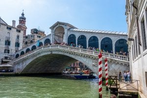 从下面拍摄里阿尔托桥的照片，这是您威尼斯2天行程中必不可少的一站!