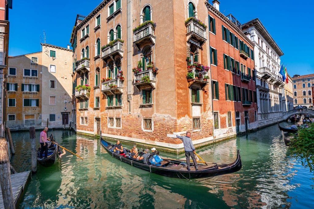 一艘贡多拉在威尼斯两条运河之间转弯处行驶。在发生在意大利的电影中，威尼斯的运河被用来拍摄许多不可思议的场景