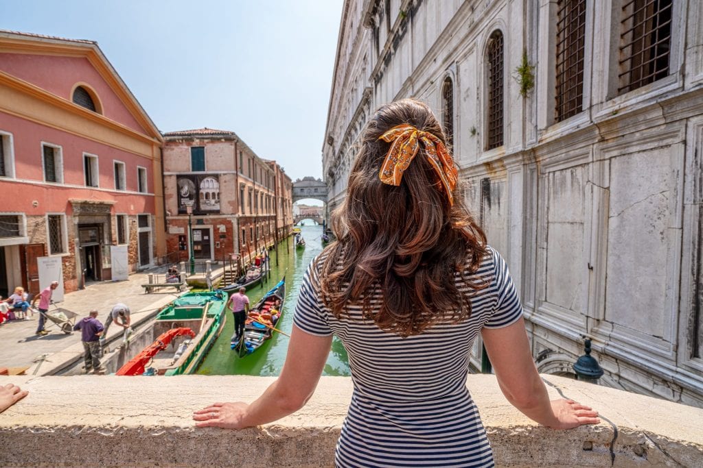 凯特穿着条纹裙在威尼斯望着叹息桥——在威尼斯的一天绝对值得一看!凯特头发上系着一条黄丝带。