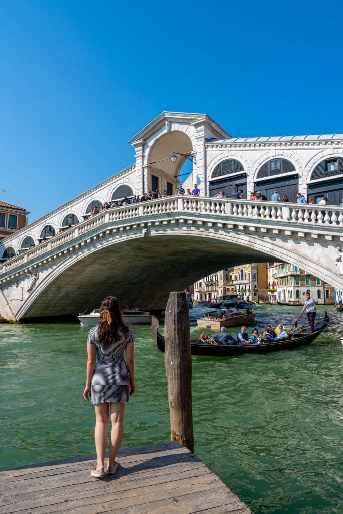 凯特·斯道姆站在码头上仰望威尼斯里亚托桥。威尼斯最酷的历史事实之一是这座桥是大运河上最古老的桥