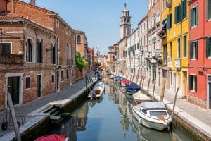 威尼斯Dorsoduro的小运河，右边是五颜六色的建筑，停靠在运河里的摩托艇。在寻找威尼斯隐藏的宝石时，像这样安静的地方很常见