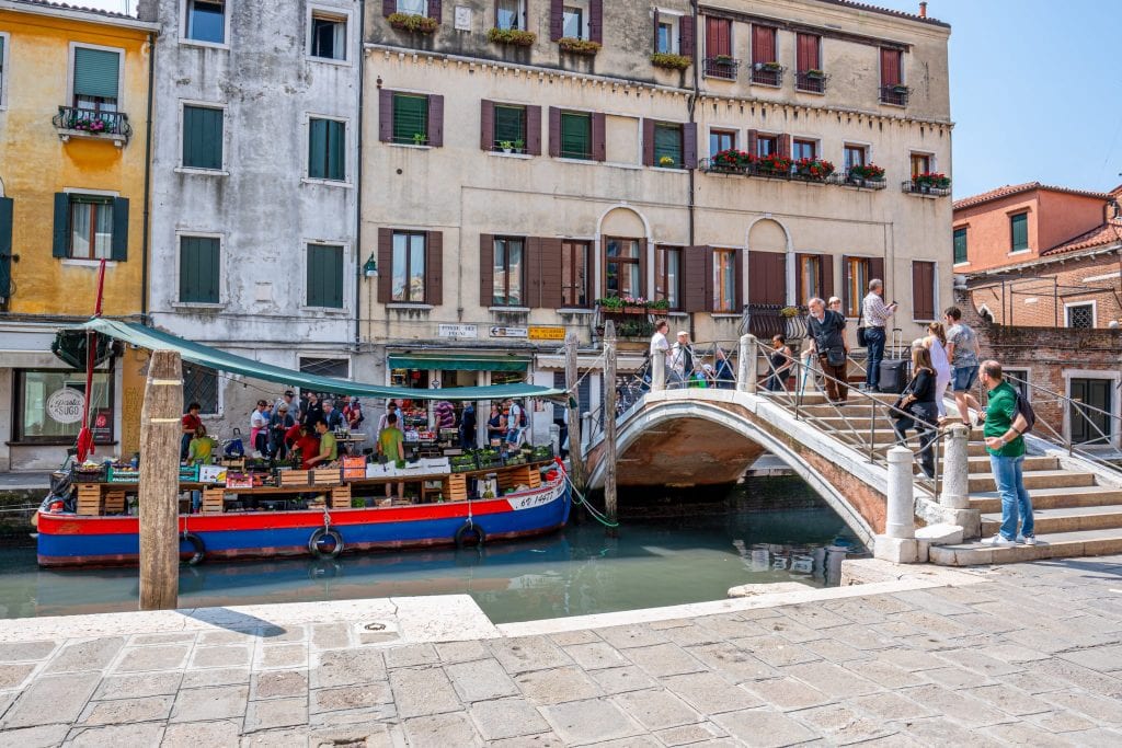照片右侧是威尼斯的Ponte dei Pugni，左侧是Dorsoduro蔬菜驳船