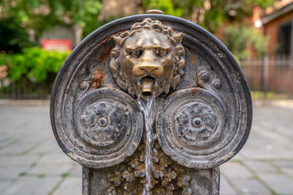 威尼斯一座小而漂亮的狮头喷口喷泉的照片。意大利旅游小贴士之一:你必威体育官方登录可以从这些喷泉里喝水!