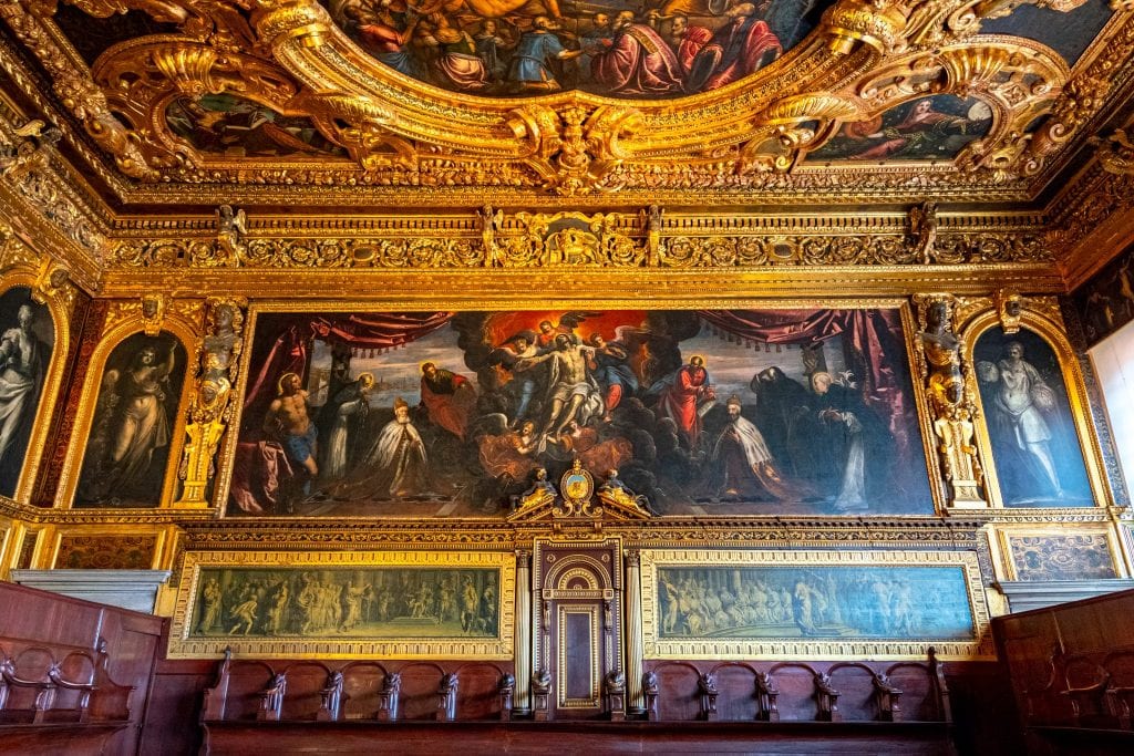 威尼斯总督宫复杂的金色天花板。关于威尼斯最有趣的事实之一是它的帝国是一个共和国
