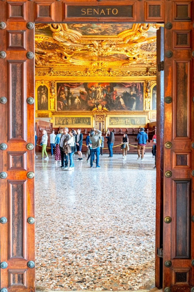 总督府参议院大厅入口，在威尼斯2天行程中参观