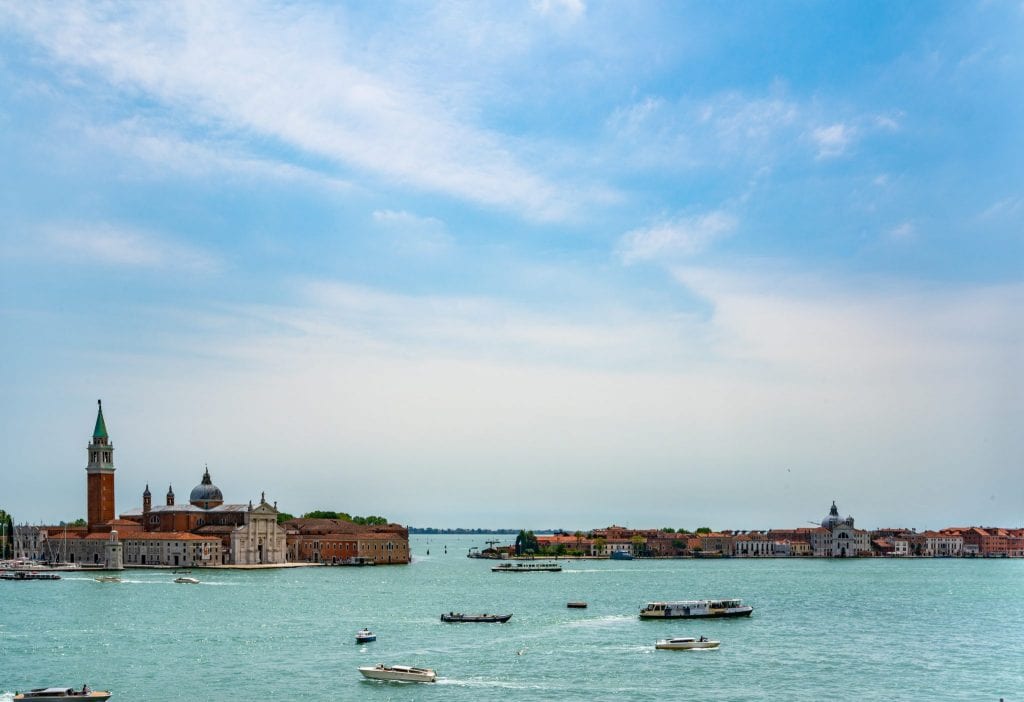 从威尼斯总督宫看威尼斯泻湖的照片