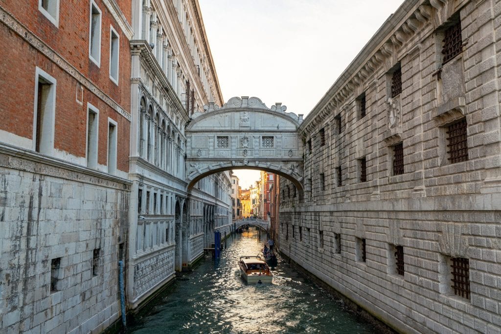 从威尼斯的RIva degli Schiavoni看到的叹息桥的照片