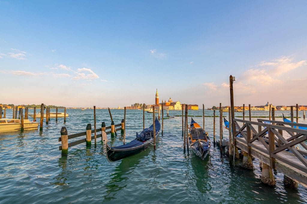 贡多拉船在威尼斯泻湖在圣乔治马焦雷前面沿着里瓦德格利斯基亚沃尼在威尼斯