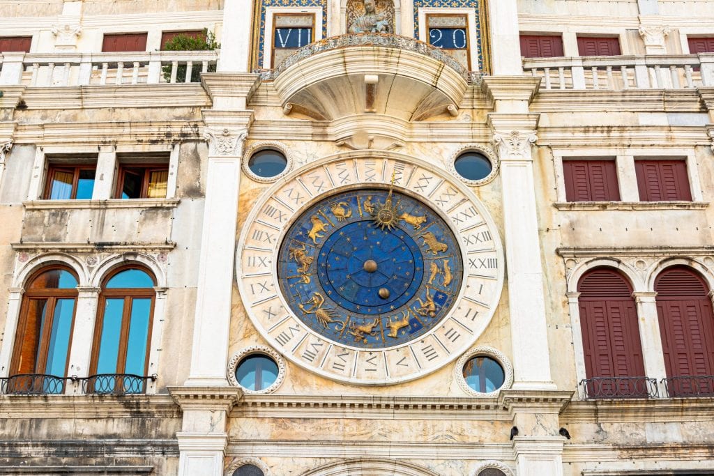 特写照片的圣马可钟塔与蓝色的脸可见。游览这座美丽的钟楼是游览威尼斯不走寻常路的好方法。