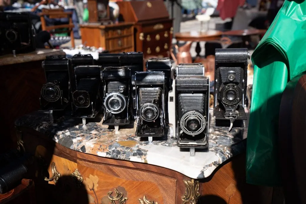 在西班牙马德里的El Rastro出售的经典相机
