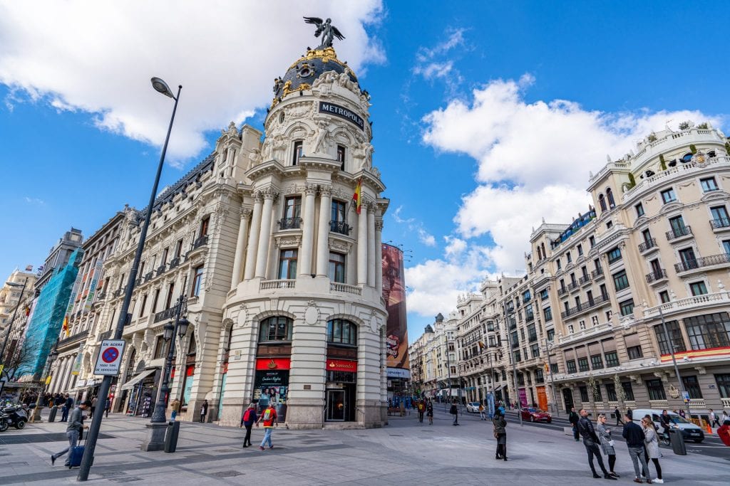 西班牙马德里的大都会大厦——如果想在3天内游览马德里，它最受欢迎的建筑绝对值得一站。