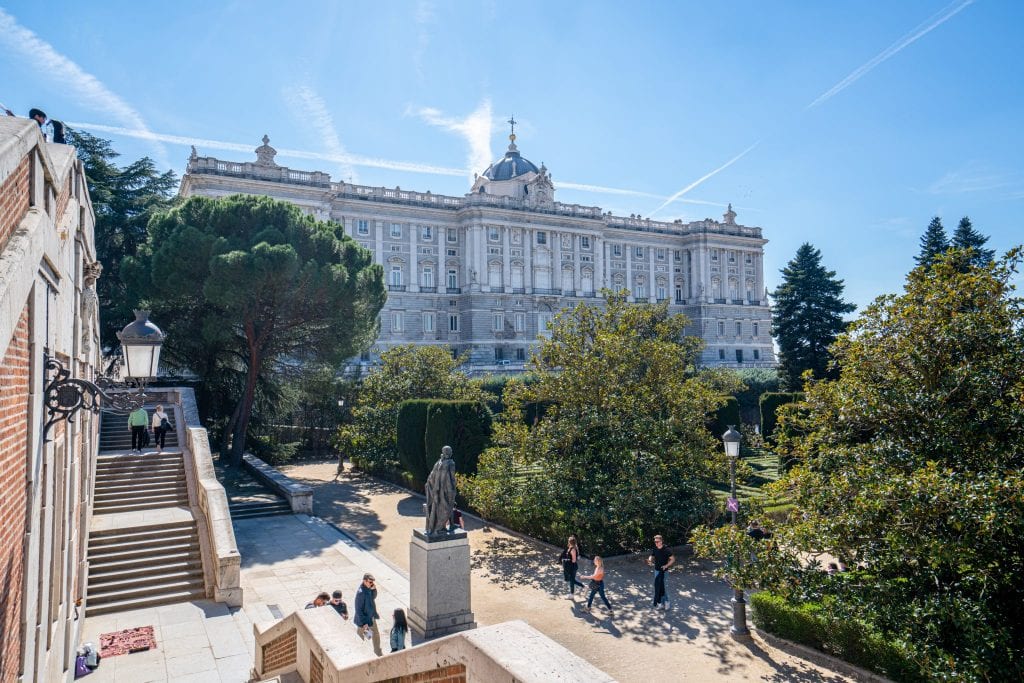 前景为花园的马德里皇宫，是您在马德里3天行程中必看的景点!