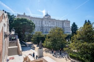 前方是花园的马德里皇家宫殿，是您在马德里3天行程中必看的景点!