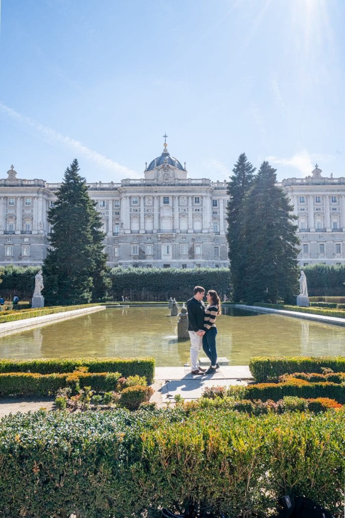 凯特·斯道姆和杰里米·斯道姆在马德里皇家宫殿的花园，是任何3天马德里行程的绝佳一站