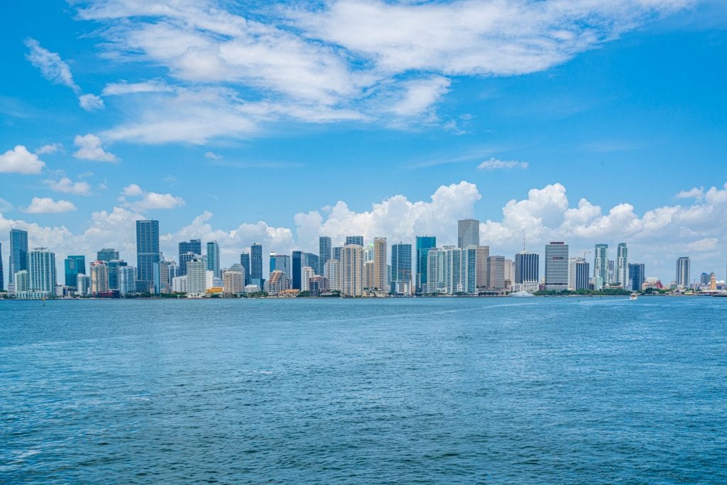 从海湾的小船上看到的迈阿密市中心的天际线——很多迈阿密的语录都讲述了这座城市是多么的了不起!