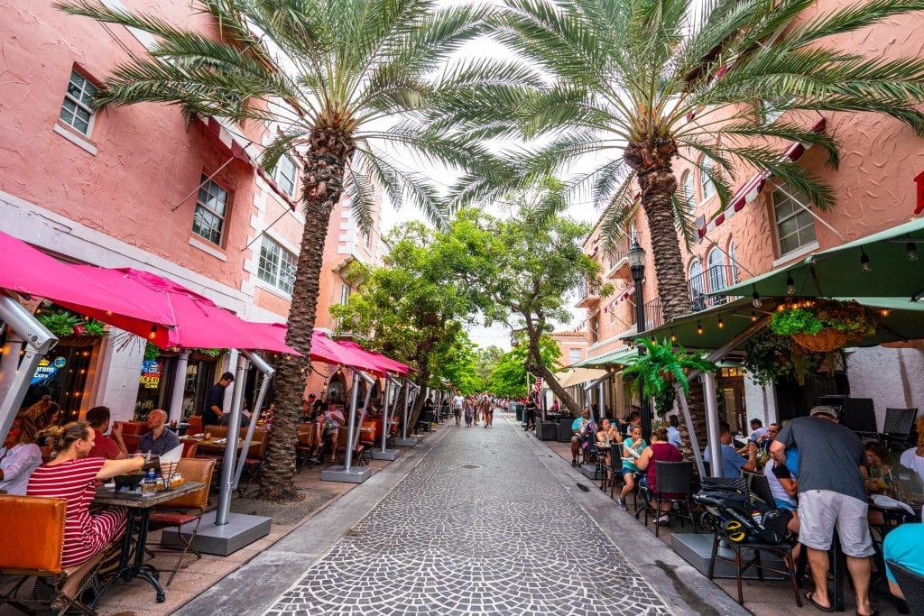 迈阿密的Espanola路:市中心的步行街空无一人，铺着鹅卵石。这条街被棕榈树和餐馆包围着。
