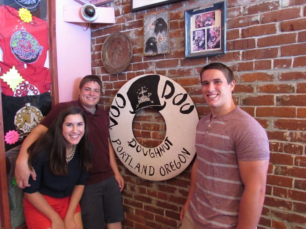 2014年，凯特·斯道姆和杰克·沃达斯基在俄勒冈州波特兰市的伏都甜甜圈