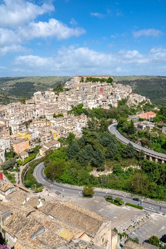 西西里岛蜿蜒的道路，背景是拉古萨伊尔巴，这是在西西里岛10天里必看的景点