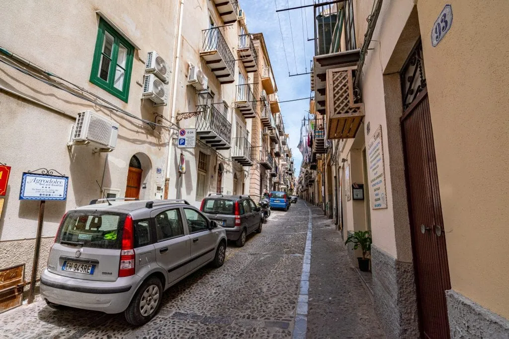 西西里岛Cefalu的小街道，路边停着汽车