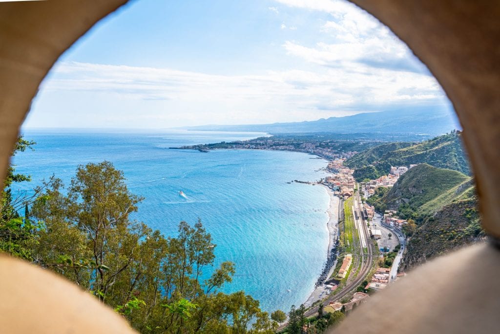 在西西里岛陶尔米纳最值得一游的地方之一Villa Comunale，透过大门可以看到爱奥尼亚海沿岸的海滩!