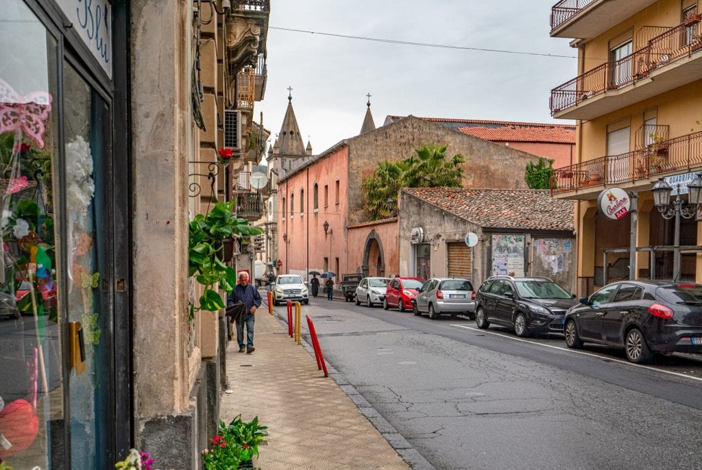 下雨天，西西里岛Francavilla的安静街道，路边停着汽车