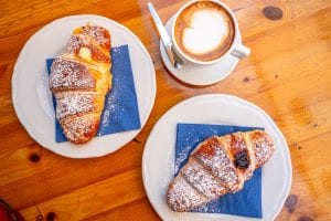 意大利的糕点和卡布奇诺早餐从上面拍摄