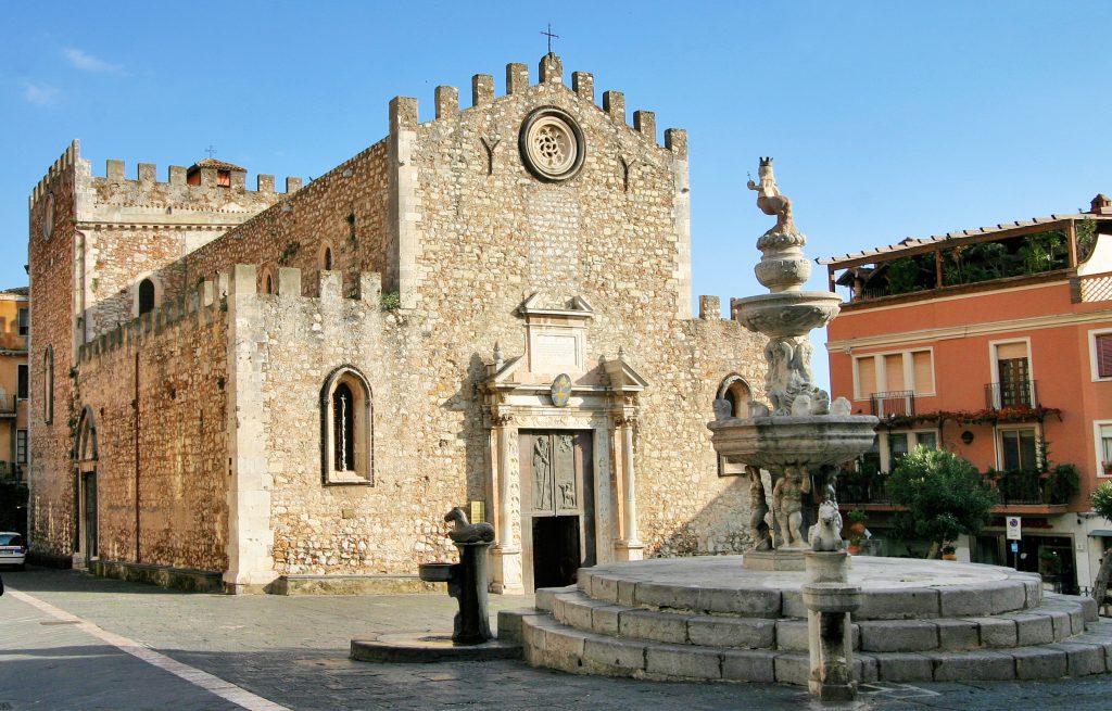 陶尔米纳西西里大教堂的正面，前面有喷泉