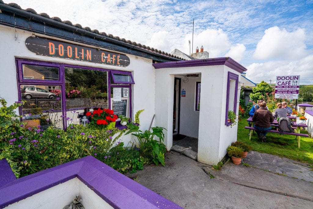 杜林咖啡馆白色和紫色的外观照片