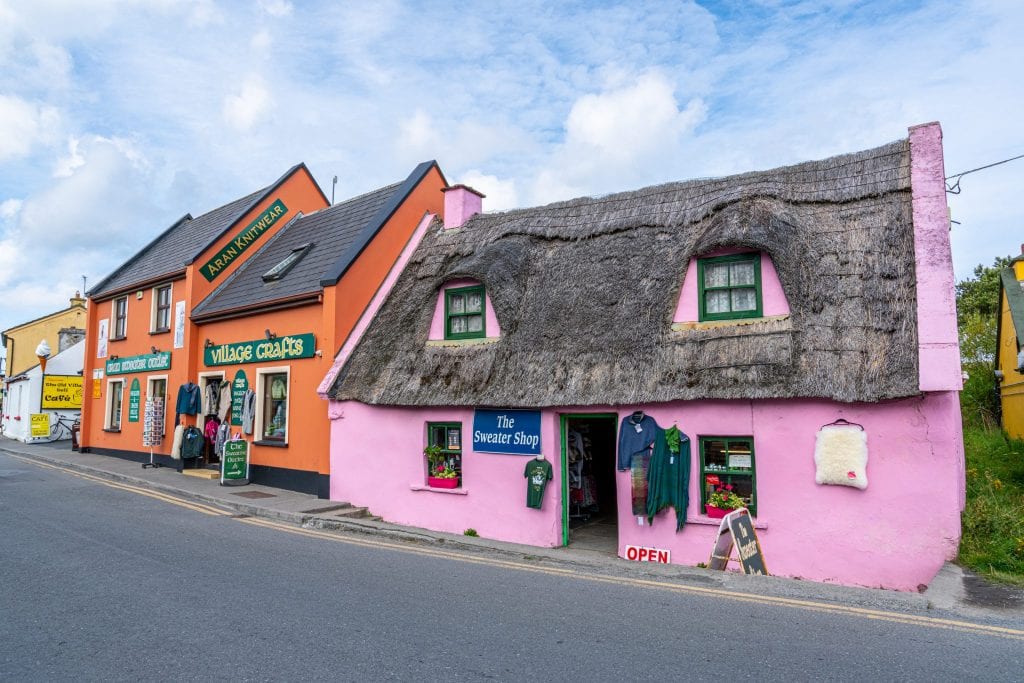 爱尔兰杜林莫赫悬崖附近的彩色建筑