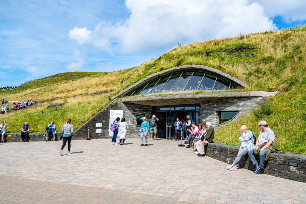 爱尔兰莫赫悬崖的游客中心外观
