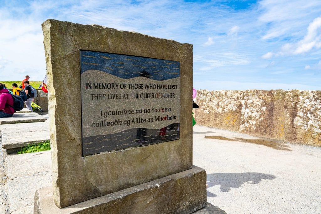 在莫赫悬崖上签名纪念那些在那里死去的人。