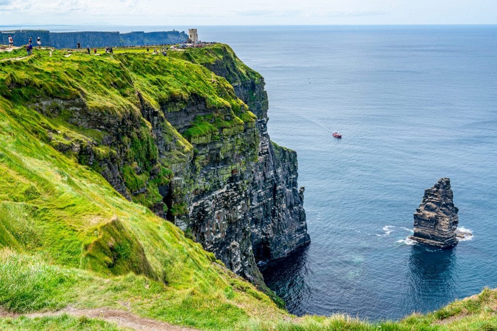 爱尔兰的莫赫悬崖，左边可见奥布赖恩塔，右边可见烟囱