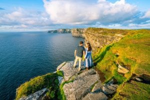 日落前不久，凯特·斯道姆和杰里米·斯道姆站在爱尔兰莫赫悬崖前