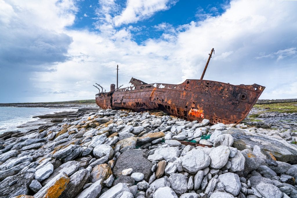 生锈的普拉西沉船躺在爱尔兰伊尼希尔岛的石头海滩上，这是阿兰群岛中最小的一个