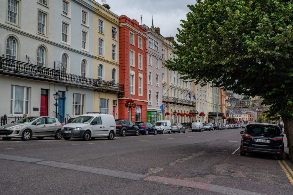 彩色建筑的照片在一个安静的街道在爱尔兰科布