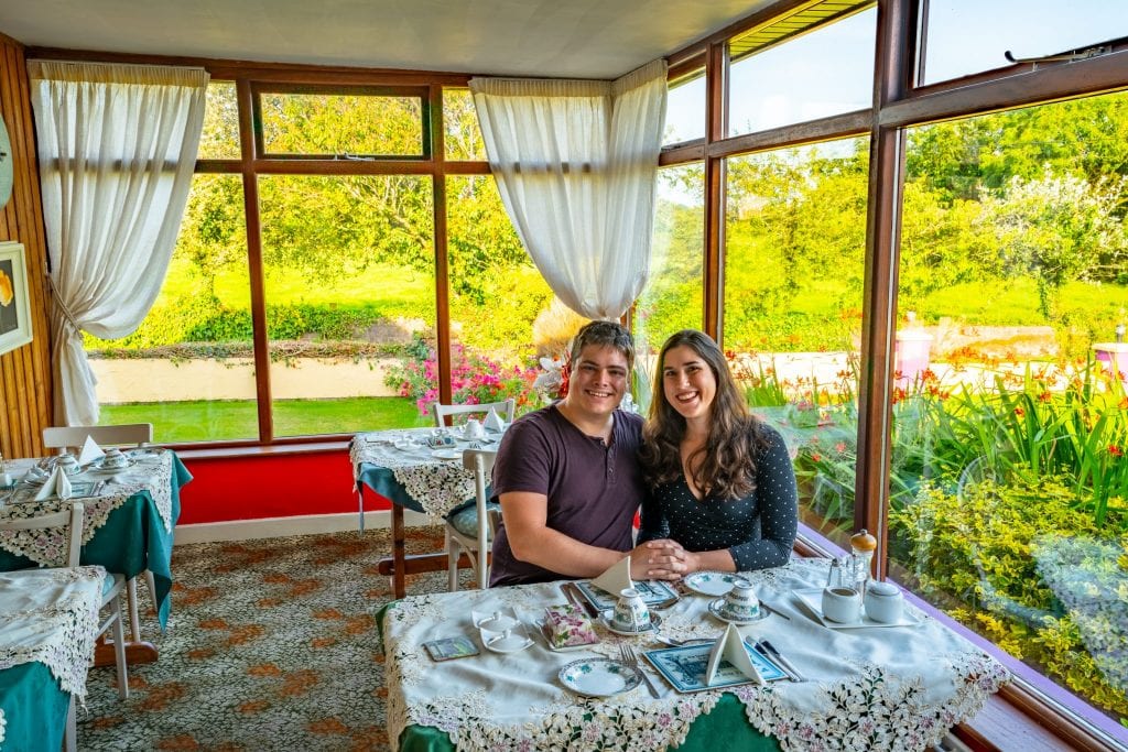 凯特·斯道姆和杰里米·斯道姆坐在爱尔兰科克附近一家旅馆的早餐桌旁。