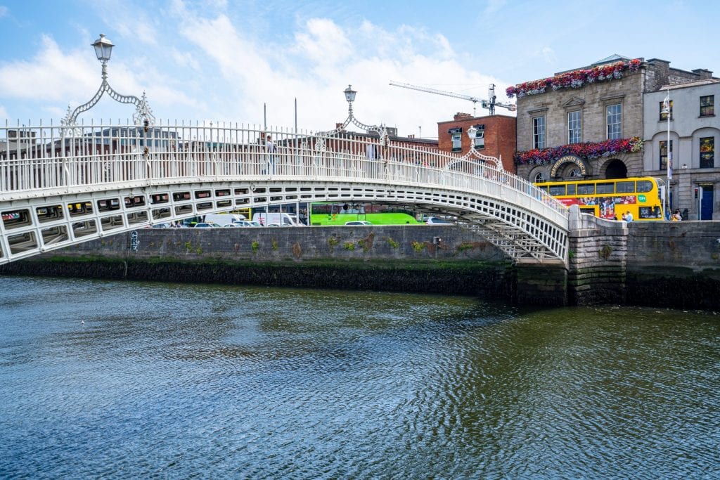 横跨利菲河的哈佩尼桥——在都柏林度周末的时候千万不要错过!