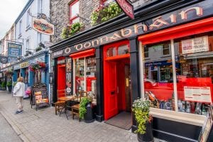 爱尔兰最美丽的小镇之一，肯玛尔的红色酒吧