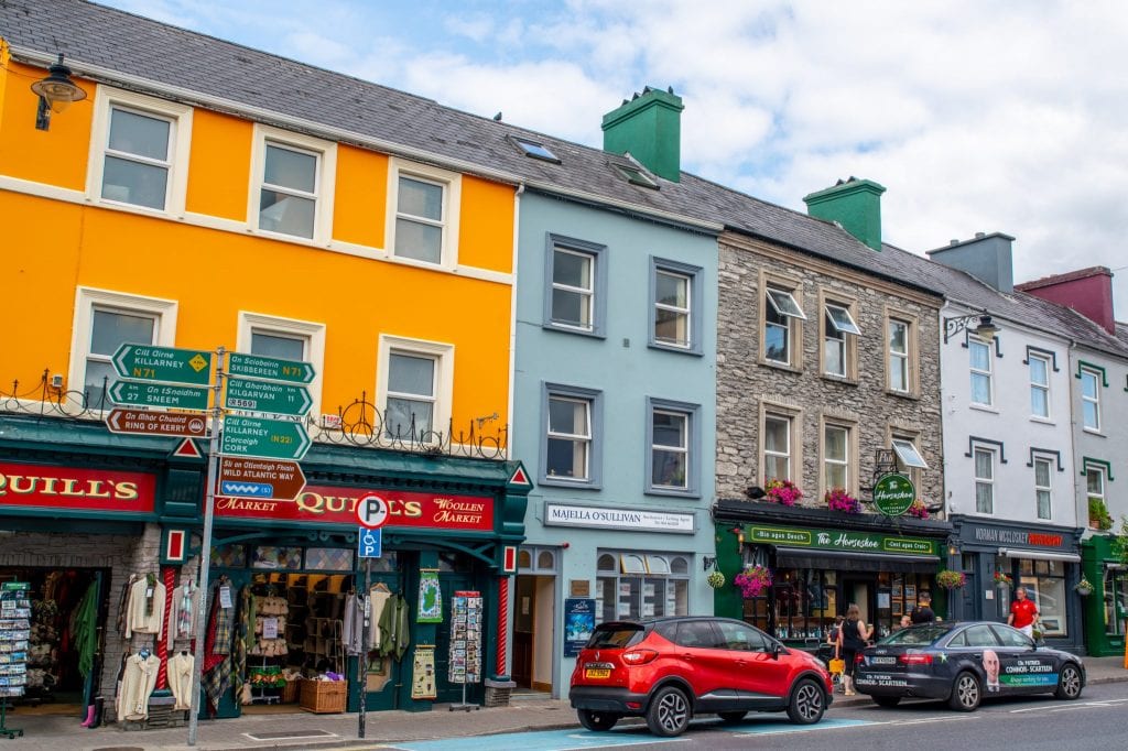爱尔兰肯梅尔五彩缤纷的街道，左边是黄色的建筑