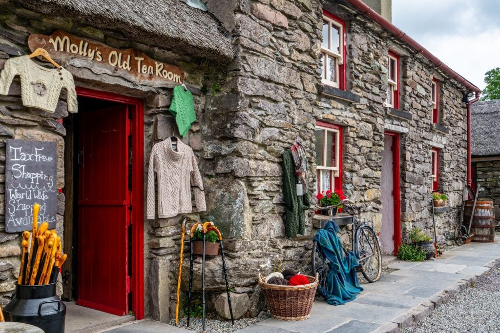 在爱尔兰出售羊毛衫的纪念品商店。这座建筑是石头和红色的。如果你想在爱尔兰买羊毛，在决定带什么去爱尔兰时不要带太多东西。