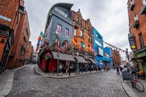 爱尔兰都柏林，鹅卵石街道环绕着五颜六色的建筑